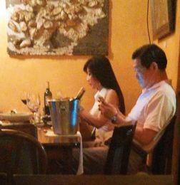 办公室摸腿视频,摸腿片段引发职场道德争议